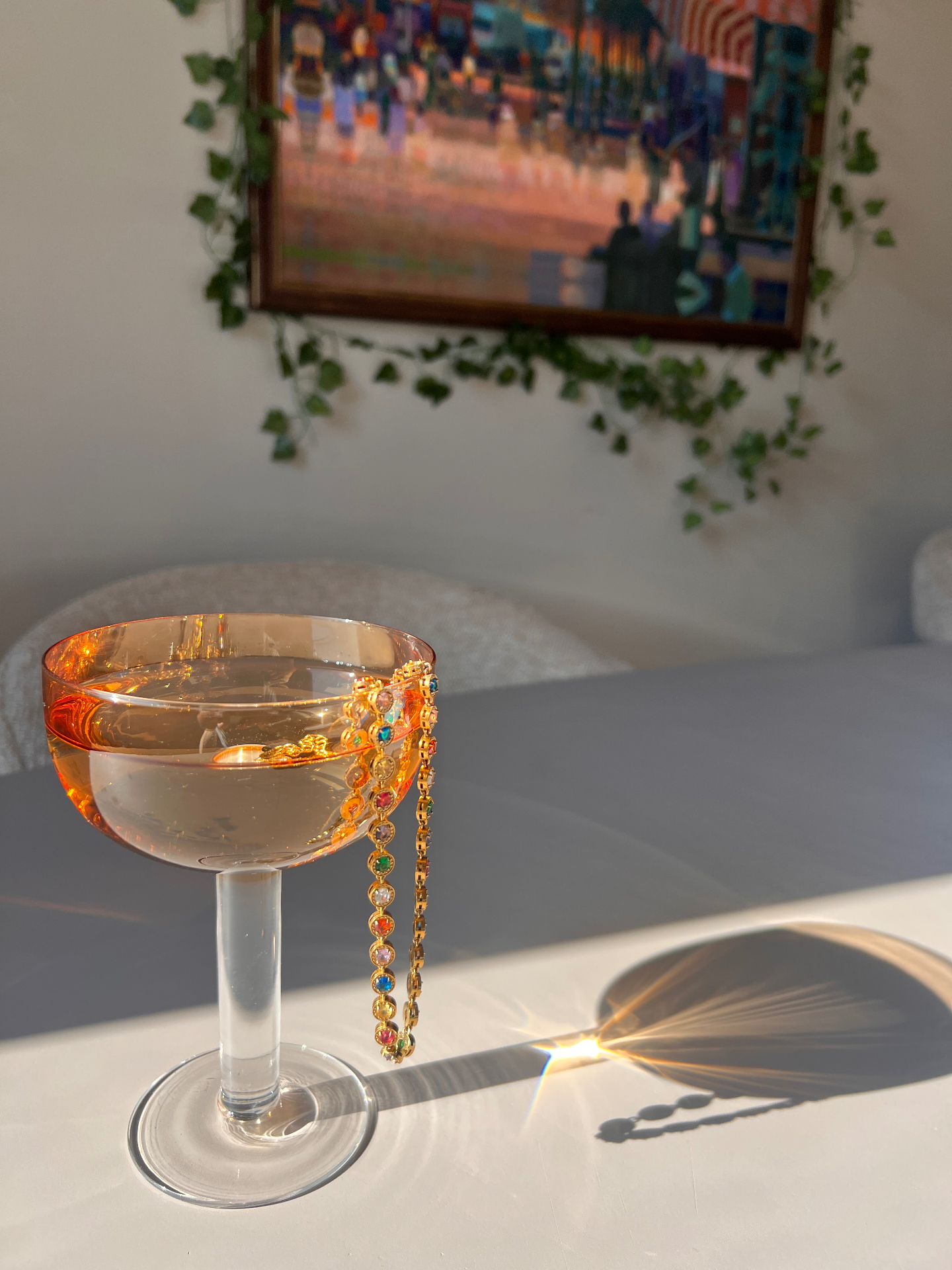 Bedels en kettingen naast elkaar op tafel