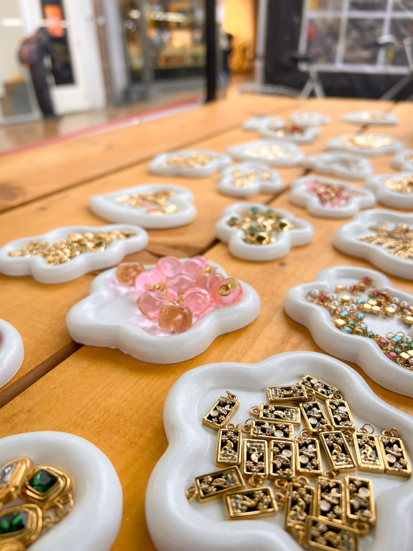Handgemaakte charms op de marktkraam van The Charm Bar in Groningen